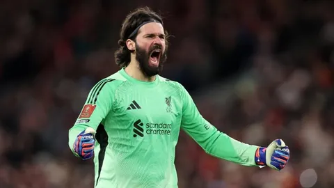 “曼联掀起新一轮裁员风波：30年功勋员工遭辞退，泰晤士报曝光”